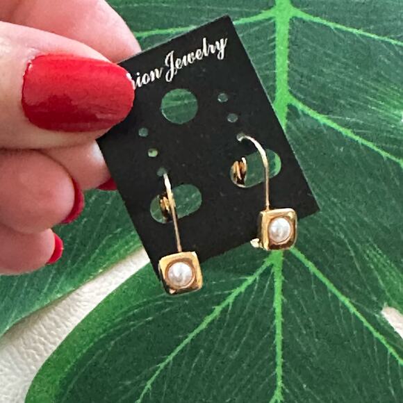 BOGO FREE VINTAGE SQUARE PEARL DROP EARRINGS - Picture 1 of 4